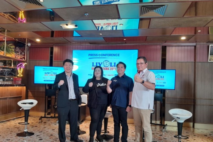 Ketua III Bidang Kompetisi dan Pertandingan PP PBVSI Reginald Nelwan (kanan) dalam konferensi pers yang berlangsung di Jakarta, Jumat (20/10/2023). (ANTARA/FAJAR SATRIYO) - Image