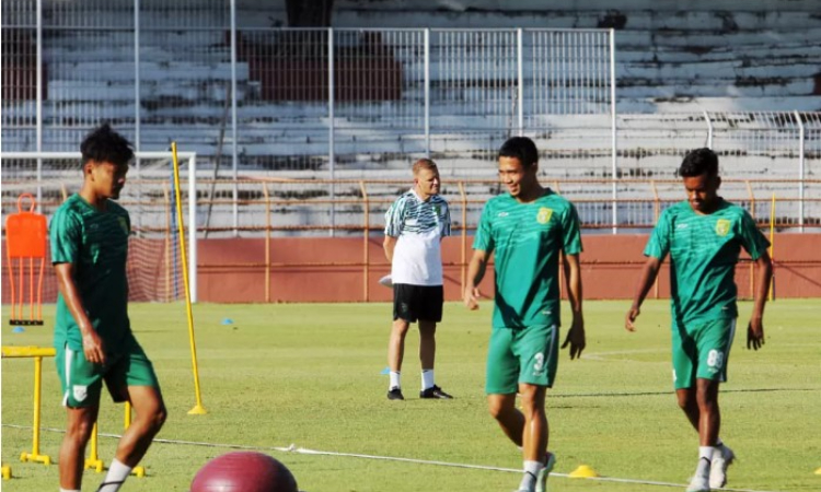 Pelatih Persebaya Surabaya Josep Gombau memantau latihan tim di Stadion Gelora 10 November Surabaya. - Image