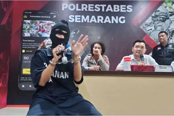 Tersangka Ari saat dihadirkan untuk memberikan keterangan kepada awak media di Mapolrestabes Semarang. - Image