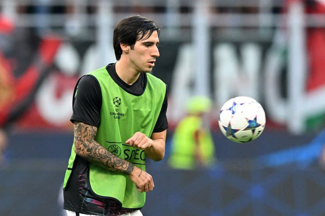 Tonali ketika pemanasan sebelum pertandingan melawan AC Milan di laga Liga Champions pada 19 September 2023. (Sumber: REUTERS/Daniele Mascolo) - Image