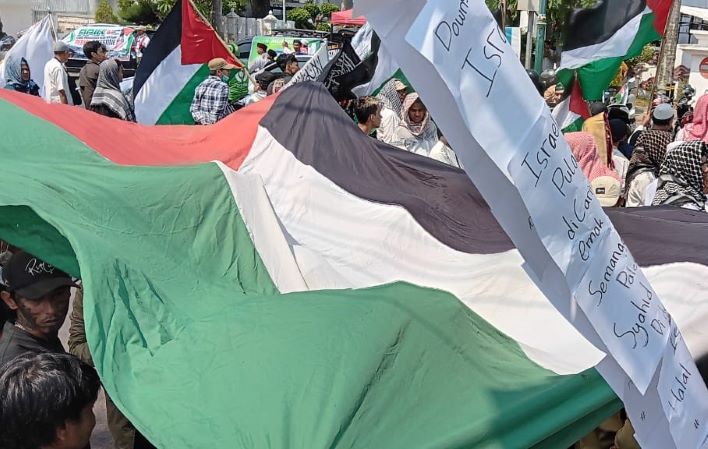 Aksi bela Palestina, Bersatu untuk Palestina, diikuti puluhan organisasi Islam dan komunitas di depan balai Kota Cirebon, Jumat (20/10). - Image