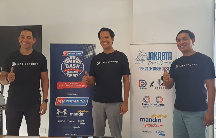 Dari kiri Chief Strategic Officer Dash Spirts Imam Sulistio, CEO Das Sports Alit Aryaguna, Sports Coordinator Dash Sports Yori Hehanussa di Kantor Dash Sports di GBK Aquatic, Senayan, Kamis (19/10) - Image