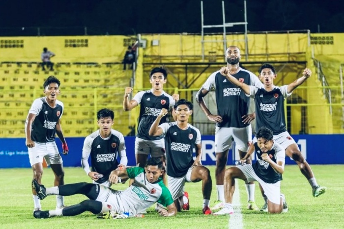 PSM Makassar jelang menyambut kedatangan Arema FC di Parepare, Jumat (20/10) malam. PSM tercatat sebagai tim tertua di Indonesia. - Image