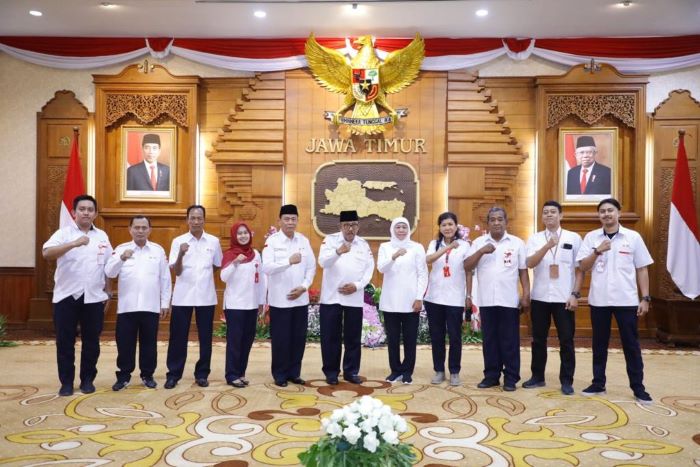 Gubernur Khofifah Khofifah Indar Parawansa piagam penghargaan dan menyematkan satya lencana donor darah kepada 525 sukarelawan secara simbolis. - Image