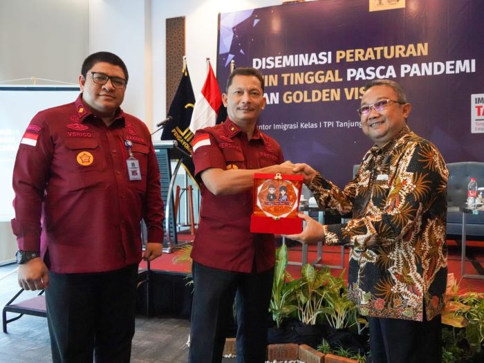Kakanim Tanjung Perak Surabaya Verico (kiri) mengikuti kegiatan pelaksanaan diseminasi. - Image