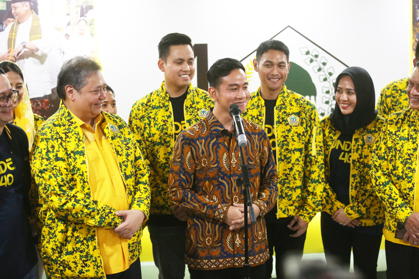 Wali Kota Solo Gibran Rakabuming Raka Menerima surat keputusan yang berisi penunjukkan Gibran sabagai bakal calon Wakil Presiden yang diserahan langsung oleh Ketua Umum Partai Golkar Airlaangga Hartanto pada Rapimnas II Partai Golkar di DPP Golkar, Sabtu - Image