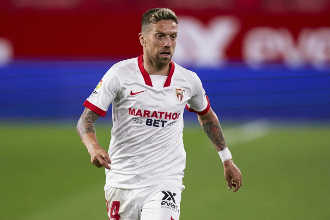 Papu Gomez saat masih membela Sevilla melawan Real Betis pada 14 Maret 2021. Ia terlibat kasus doping dan diskors selama dua tahun. (Sumber: AP/Mateo Villalba) - Image