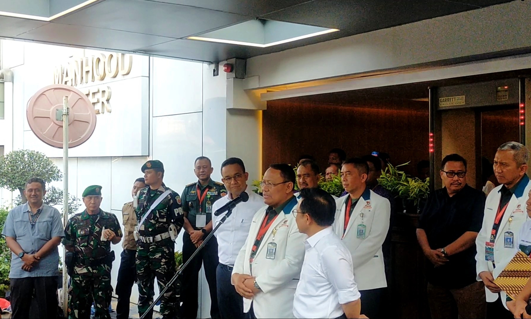 Kepala RSPAD Gatot Soebroto Budi Sulistya bersama Anies Baswedan dan Muhaimin Iskandar./ Abdul Rahman - Image