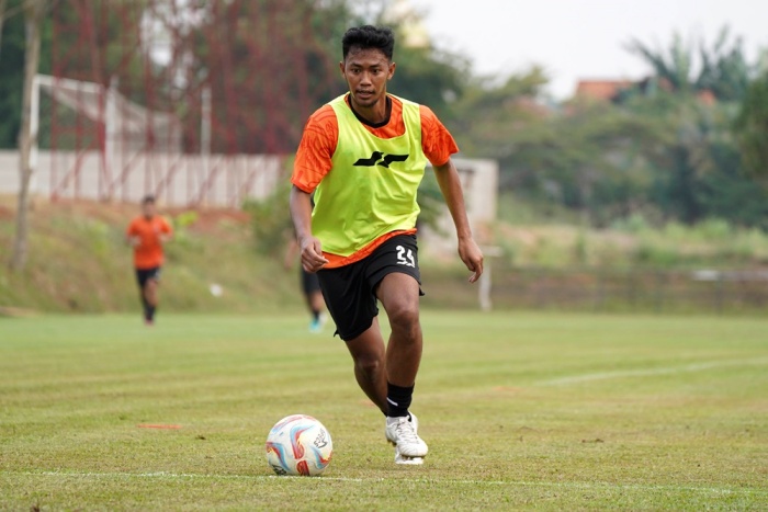Resky Fandi salah satu pemain Persija yang melakukan latihan taktikal jelang pertemuan dengan RANS Nusantara, Minggu (22/10). - Image