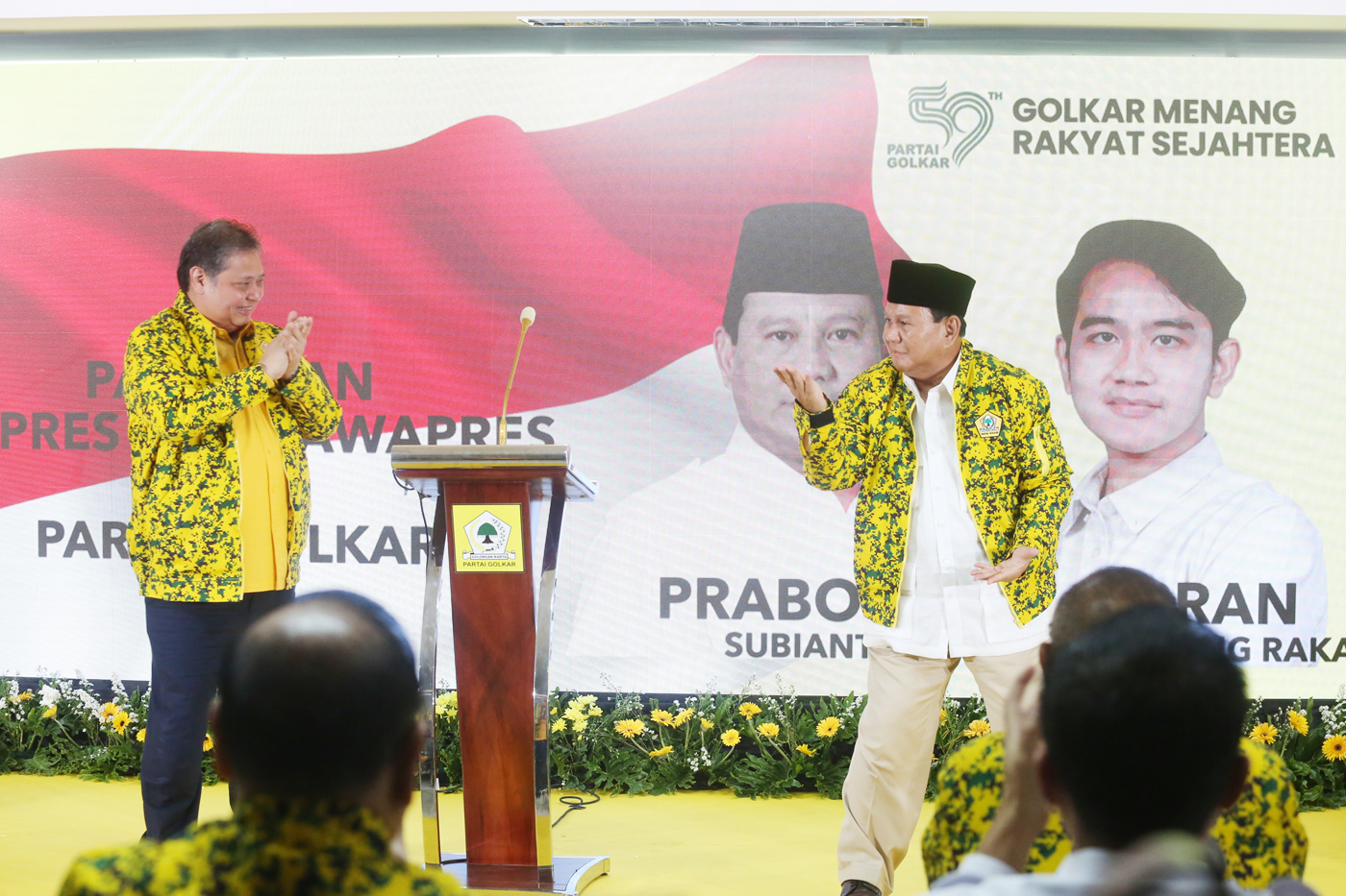 Bakal Capres dari Koalisi Indonesia Maju (KIM) Prabowo Subianto bersama Ketua Umum Partai Golkar Airlaangga Hartanto menghadiri Rapimnas II Partai Golkar di DPP Golkar, Sabtu (21/10/2023). - Image