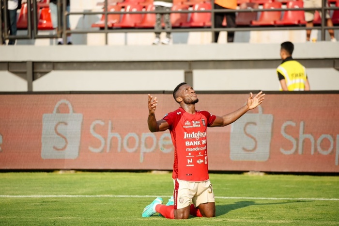 Bali United berhasil menang 3-1 atas Persebaya Surabaya. Strategi Teco ternyata berhasil diterapkan di Stadion Kapten I Wayan Dipta, Jumat (20/10). - Image