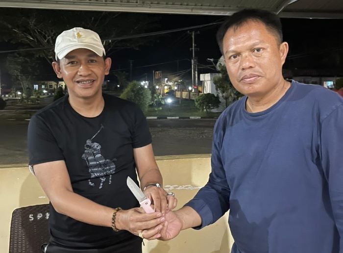 Barang bukti senjata tajam yang digunakan oknum polwan dalam kasus penganiayaan terhadap salah seorang anggota DPD RI. - Image