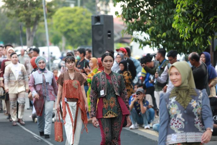 Peraga busana mengenakan batik berlenggok-lenggok menawan dalam Fashion on Pedestrian Banyuwangi Batik Festival (BBF) yang digelar Pemkab Banyuwangi, Jumat (20/10) sore. - Image
