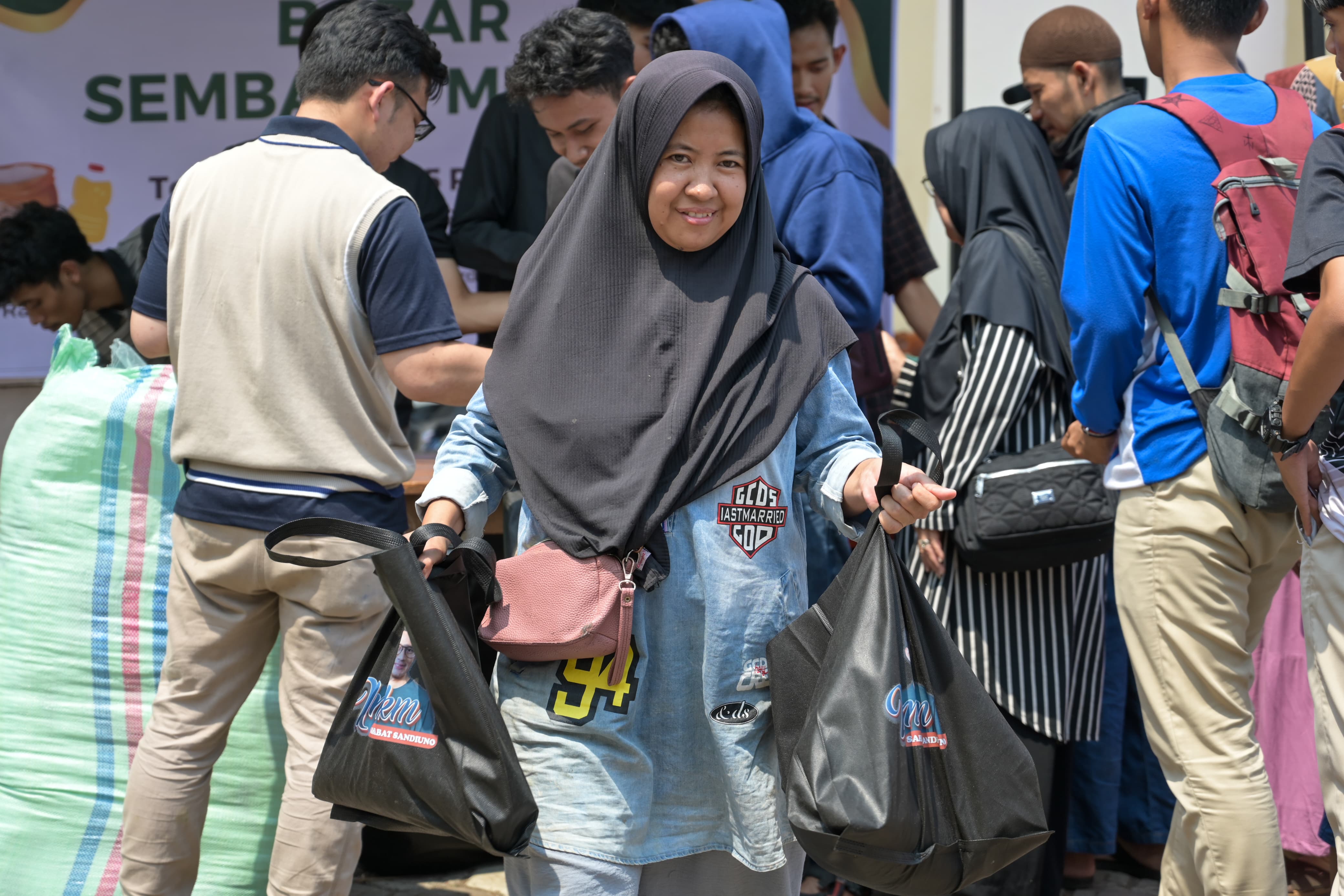 Bazar sembako murah digelar di Lapangan Pesantren Persatuan Islam 04 Cianjur, Kecamatan Cianjur, Kabupaten Cianjur, pada Jum - Image