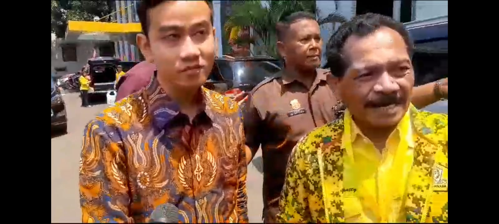 Wali Kota Surakarta Gibran Rakabuming Raka telah tiba di DPP Partai Golkar. (Sabik Aji Taufan/ JawaPos.com) - Image