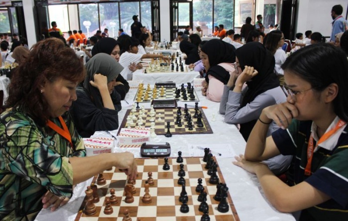 Sejumlah pecatur putri bertanding dalam JAPFA Chess Festival di Gedung Serbaguna Senayan, Jakarta, Rabu (18/10). Kejuaraan catur tingkat nasional pada 18-22 Oktober 2023 itu diikuti 472 peserta. - Image