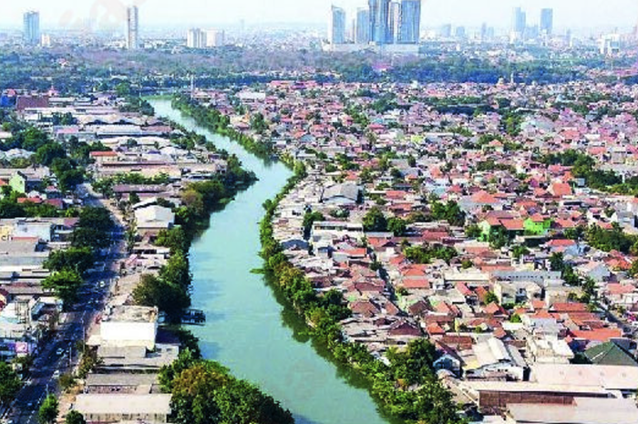 BELUM TERHUBUNG: Foto udara Sungai Brantas yang membelah kawasan Jambangan (kanan) dan Jalan Mastrip. Pemkot Surabaya berencana membangun jembatan di sana. - Image