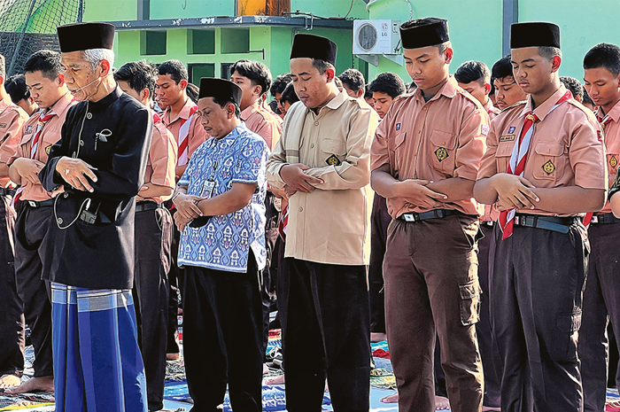 KEMARAU PANJANG: Para siswa SMAN 3 Sidoarjo melangsungkan salat Istisqa untuk meminta hujan. - Image