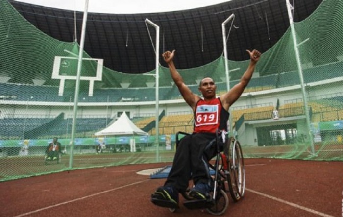 Atlet Paralympic Lempar Cakram asal Sumut Riadi Saputra melakukan selebrasi usai melakukan lemparan pada final lempar cakram klasifikasi F55 Putra Peparnas XV di Stadion Gelora Bandung Lautan Api. - Image