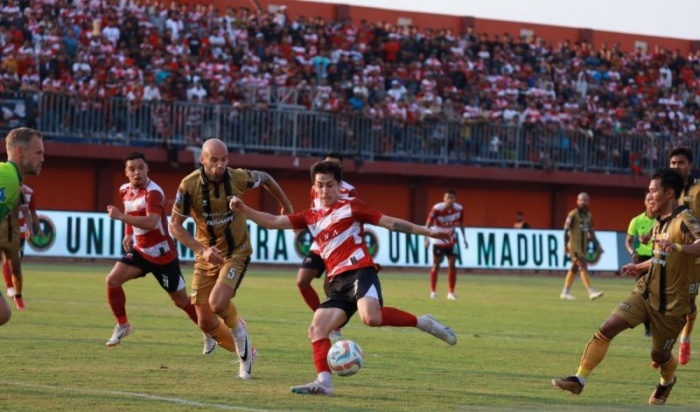 Pemain Madura United Rivera menghadapi sejumlah pemain Dewa United di laga lanjutan Liga 1 di Stadion Gelora Madura Ratu Pamelingan Pamekasan, Minggu (22/10/2023). (ANTARA/HO-MO Madura United) - Image
