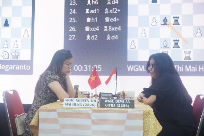 WGM Dewi AA Citra kalahkan WGM asal Vietnam Nguyen Thi Mai Hung pada dwi tarung international catur standar Japfa Chess Festival ke-13 di Gedung Serbaguna Senayan, Jakarta, Sabtu (21/10). - Image
