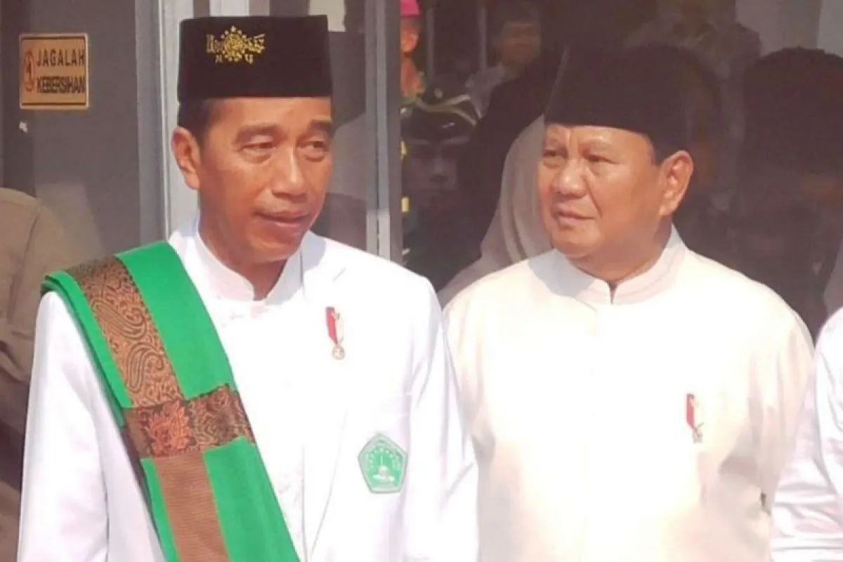 Prabowo Subianto mendampingi Presiden Joko Widodo di acara puncak Hari Santri di Surabaya, Jawa Timur, Minggu (22/10/2023). - Image