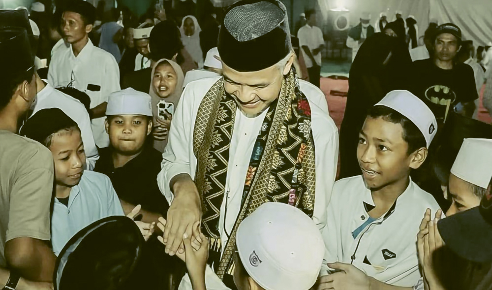 SILATURAHMI:: Ganjar berkunjung ke Pondok Pesantren Darul Habibi di Kabupaten Lombok Tengah, Nusa Tenggara Barat (NTB) pada Minggu (15/10). - Image
