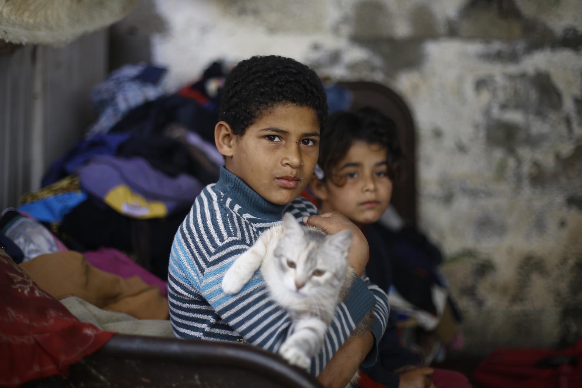 Atouna El Toufoule adalah lagu anak-anak Palestina yang artinya Berikanlah Masa Anak-anak Kami. - Image