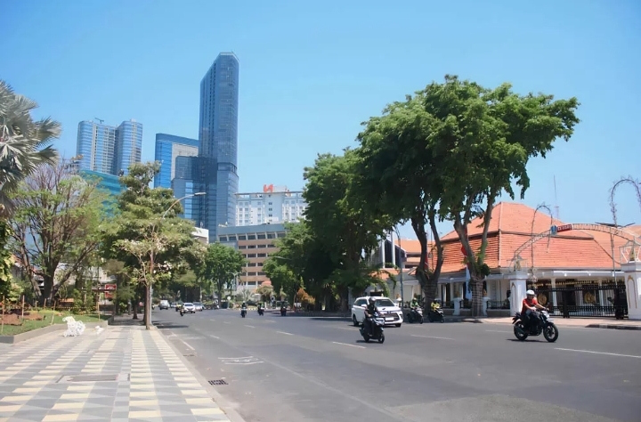 Cuaca Kota Surabaya sangat terik saat siang dengan suhu udara yang cukup tinggi. Kondisi ini diperkirakan berlangsung hingga awal Desember../Radar Surabaya/Annis Azzahra - Image