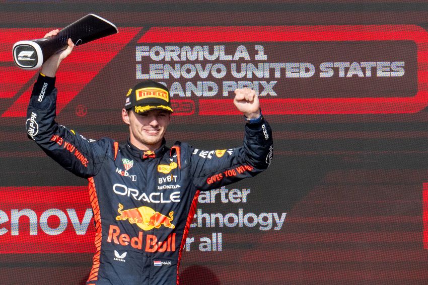 Max Verstappen merayakan kemenangan ke-50 sepanjang karienya di Formula 1 setelah menjuarai GP Amerika Serikat, Senin (23/10) WIB. - Image