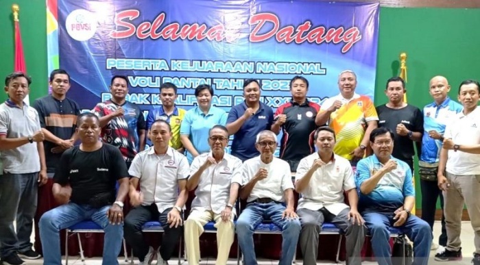 Para pelatih tim Voli Pantai dalam konferensi pers sebelum ajang Kejurnas Voli Pantai 2023 yang juga menjadi ajang Babak Kualifikasi PON XXI-2024 di Padepokan Bola Voli Jenderal Kunarto, Sentul, Bogor - Image