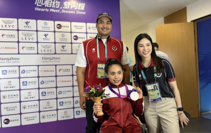 Menteri Pemuda dan Olahraga Dito Ariotedjo, Ni Nengah Widiasih, dan CdM Indonesia untuk Asian Para Games 2022 Hangzhou Angela Tanoesoedibjo berfoto bersama. (ANTARA/Arnidhya Nur Zhafira) - Image