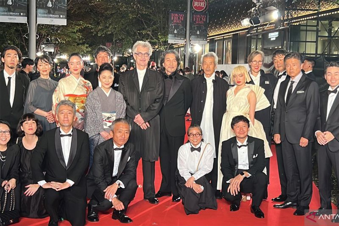 Sutradara film Perfect Days Wim Wenders bersama para pameran berpose di karpet merah Tokyo International Film Festival 2023 di Tokyo, Senin (23/10). - Image