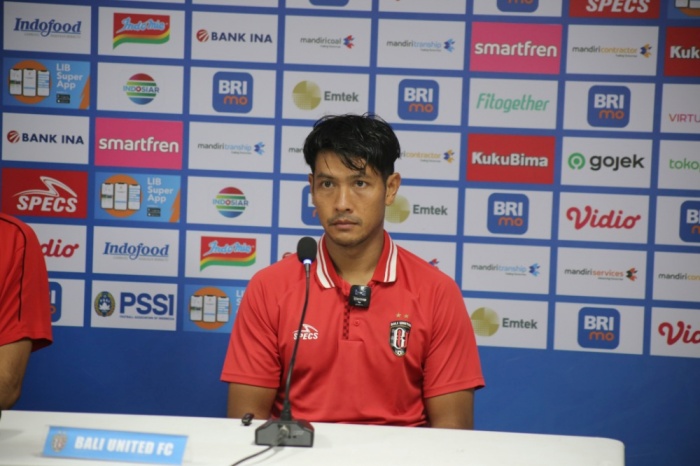 Jajang Mulyana membeberkan alasannya memberikan pujian kepada junior sekaligus tandemnya di lini belakang Bali United, Kadek Arel. - Image