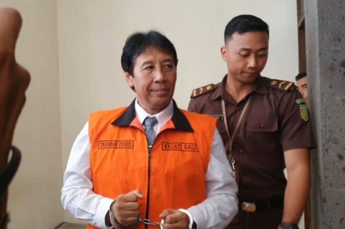 Rektor Universitas Udayana Prof. Dr. I Nyoman Gde Antara menjalani sidang di Pengadilan Tindak Pidana Korupsi Denpasar, Bali, Selasa (24/10). - Image