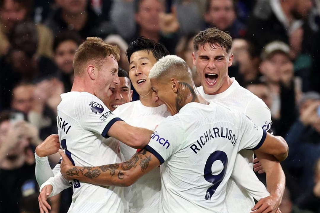 Pelatih Spurs, Ange Postecoglou memberikan beberapa catatan kepada anak asuhnya. (Sumber: REUTERS/David Klein) - Image