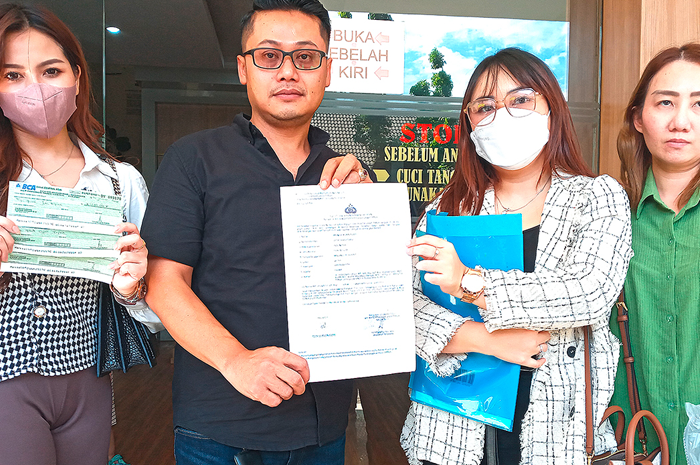 BERMUNCULAN: Dari kiri, Silvia Rachmawati, Mun Arief, Imaniar Kurniasari, dan Elissar Sampouw menunjukkan bukti laporan polisi dan BG fiktif. - Image