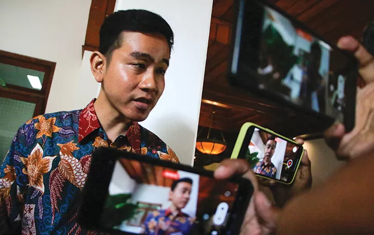 Wali Kota Surakarta Gibran Rakabuming Raka saat memberikan pernyataan kepada awak media di Balai Kota Surakarta, Senin (23/10). (M. IHSAN/RADAR SOLO) - Image