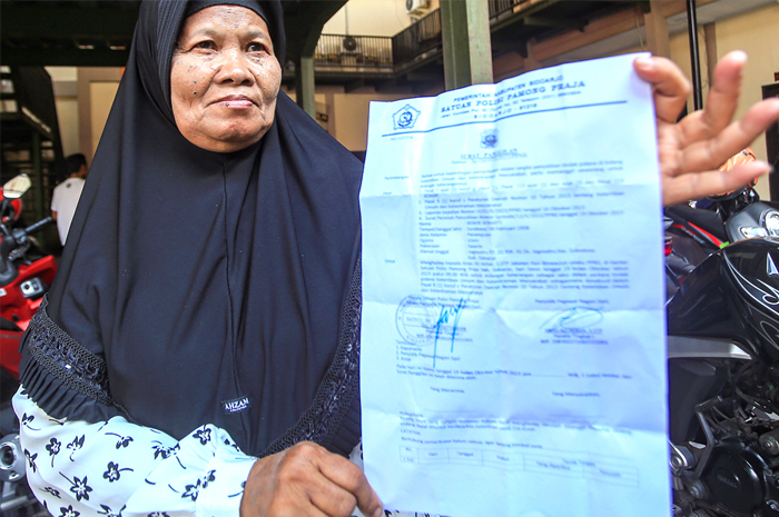 CAPEK DINAKALI: Wiwik mendatangi kantor Satpol PP Sidoarjo. Dia menjawab berbagai pertanyaan tentang tingkah Masriah, tetangganya. - Image