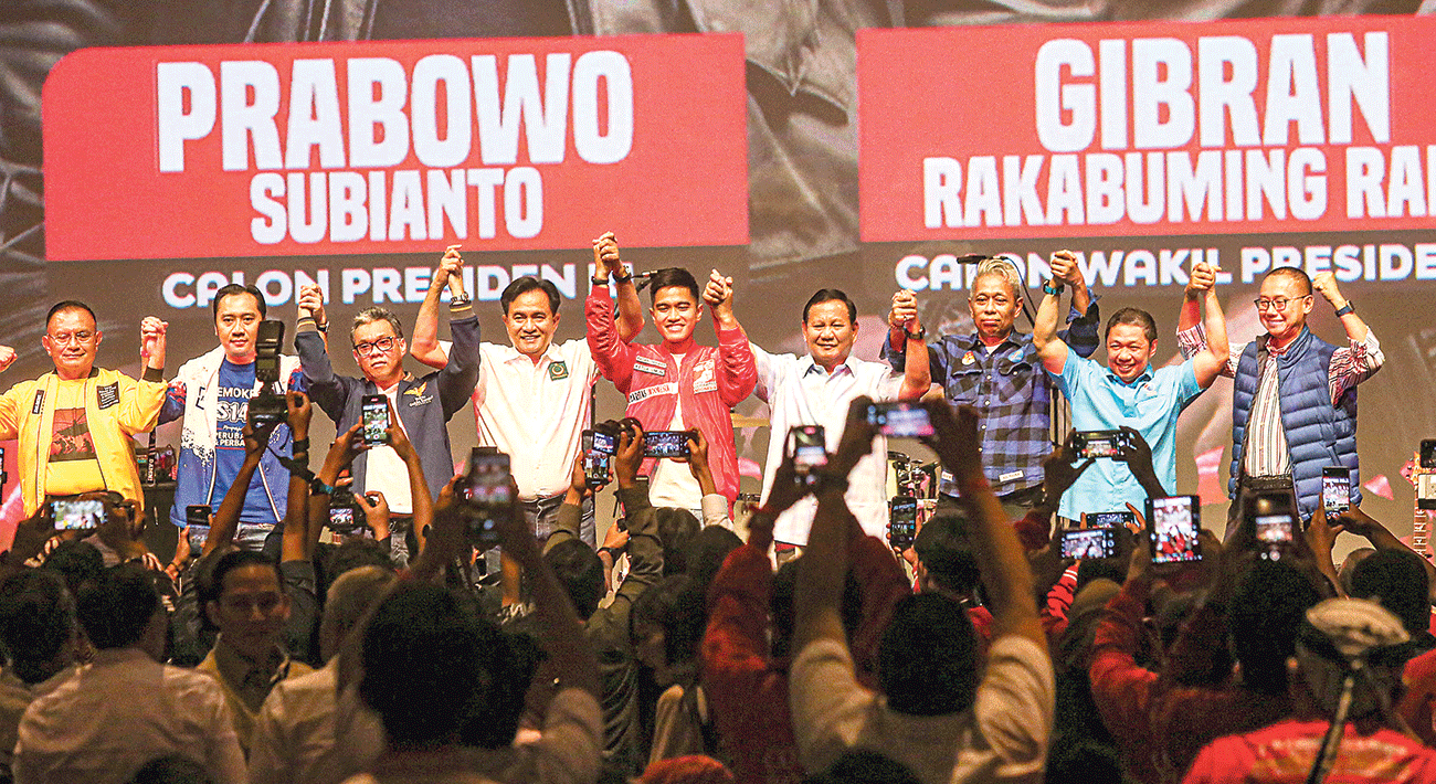 DUKUNGAN UNTUK PRABOWO-GIBRAN: Pimpinan partai Koalisi Indonesia Maju (KIM) berfoto bersama saat acara deklarasi di Djakarta Theater, Jakarta, tadi malam (24/10). - Image