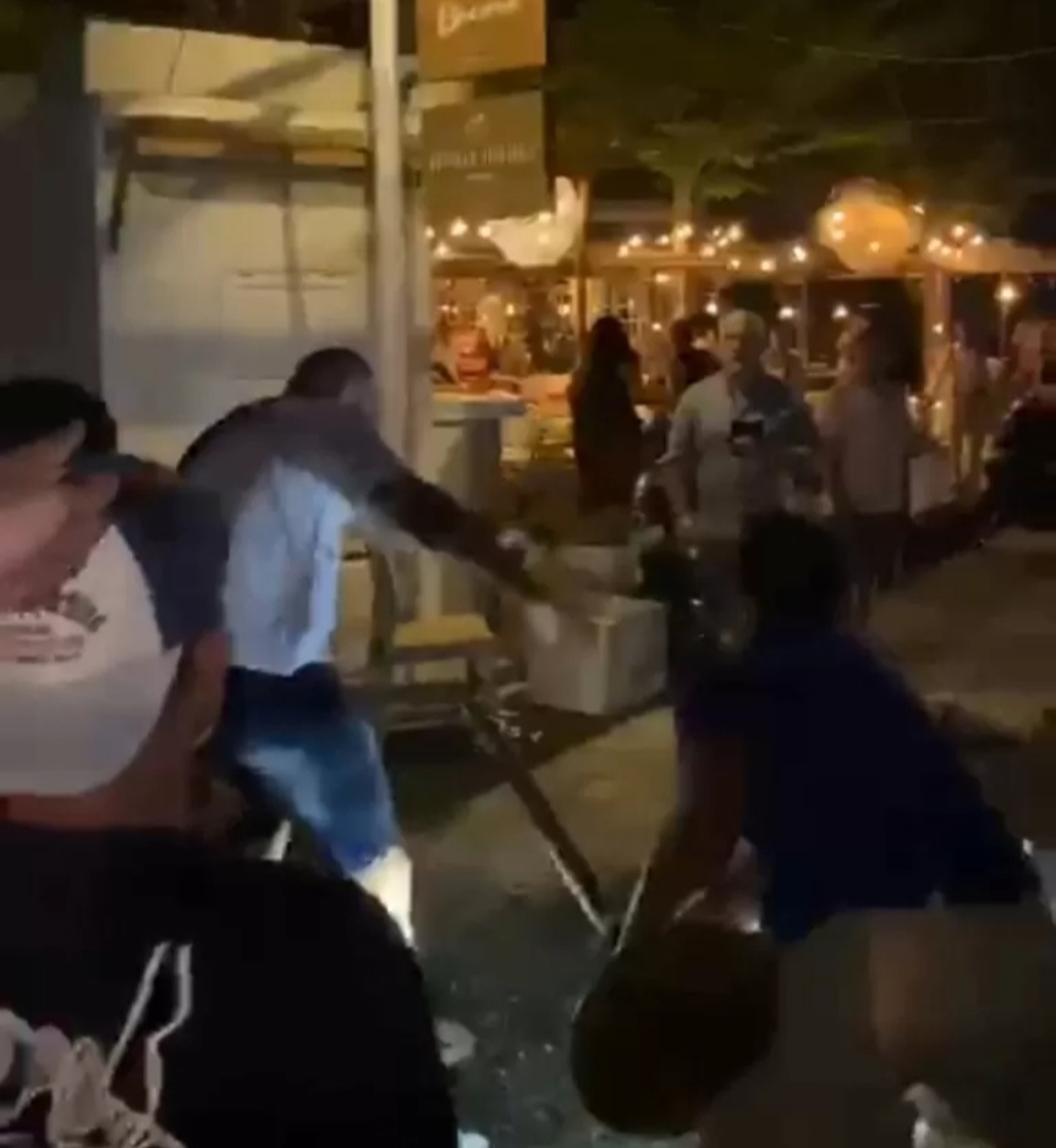 Tangkapan layar dua bule dihajar ramai-ramai menggunakan kayu dan besi di dekat Atlas Super Club, Jalan Pantai Berawa, Canggu, Kuta Utara, Badung, pada Senin (23/10) malam. (Bali Express). - Image