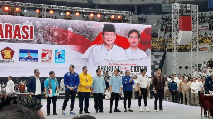 Bacapres Prabowo Subianto dan Bacawapres Gibran Rakabuming Raka meminta doa restu kepada para pendukung karena hendak mendaftar ke Komisi Pemilihan Umum (KPU). (Sabik Aji Taufan/ JawaPos.com) - Image