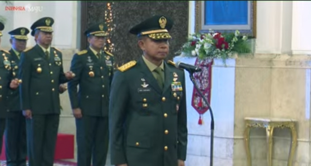 Presiden Joko Widodo (Jokowi) resmi melantik Letnan Jenderal (Letjen) TNI Agus Subiyanto menjadi Kepala Staf TNI Angkatan Darat (KSAD) di Istana Merdeka, Jakarta, Rabu (25/10). (Foto: Istimewa) - Image