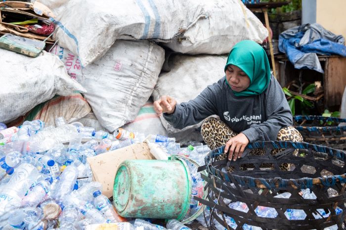 Ilustrasi warga mengumpulkan sampah plastik untuk didaur ulang - Image