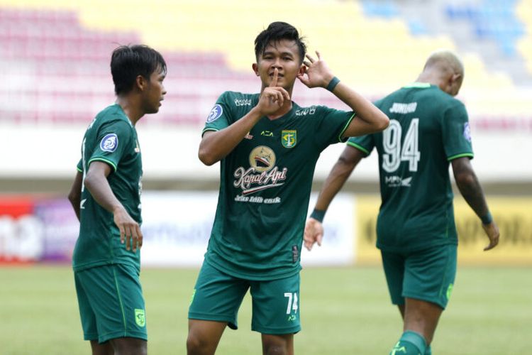 Pemain Persebaya Denny Agus. - Image