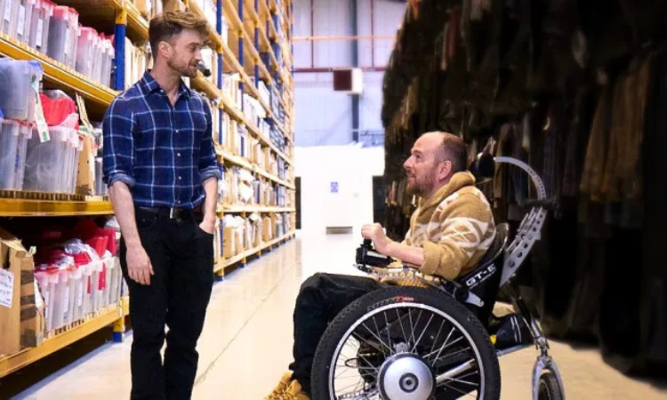 Daniel Radcliffe bersama David Holmes, stuntman Harry Potter yang lumpuh permanen. - Image