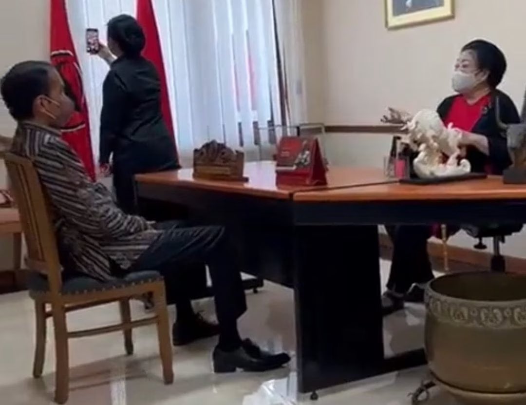 Beredar kabar perpecahan Jokowi dan Megawati karena PDIP menolak perpanjangan 3 periode Jokowi. - Image