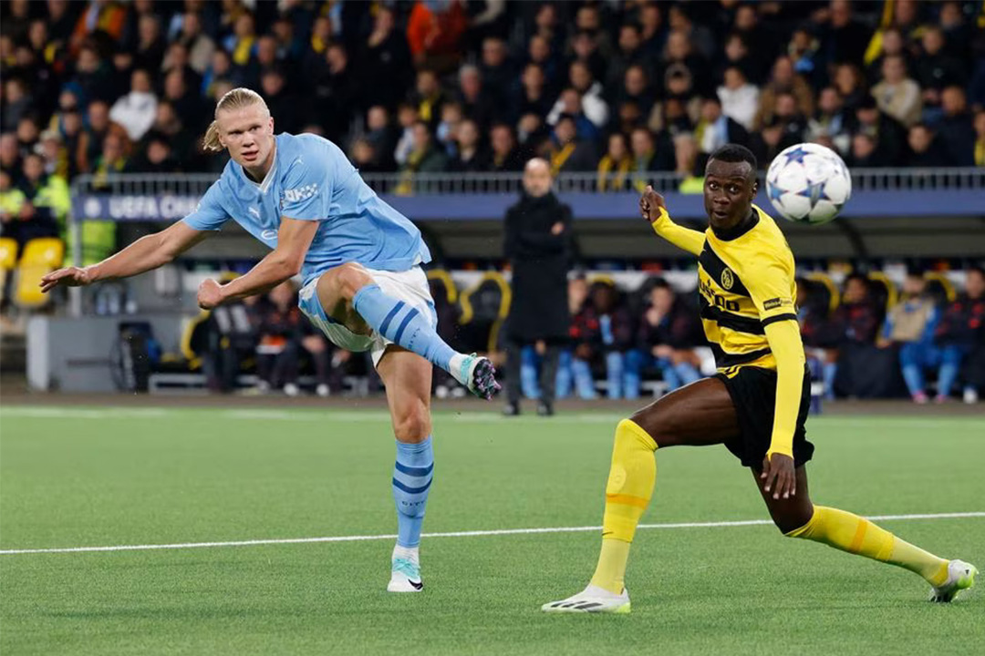 Haaland ketika mencetak gol kedua City atas Young Boys pada Rabu (25/10) dini hari WIB di laga Liga Champions. (Sumber: REUTERS/Stefan Wermuth) - Image