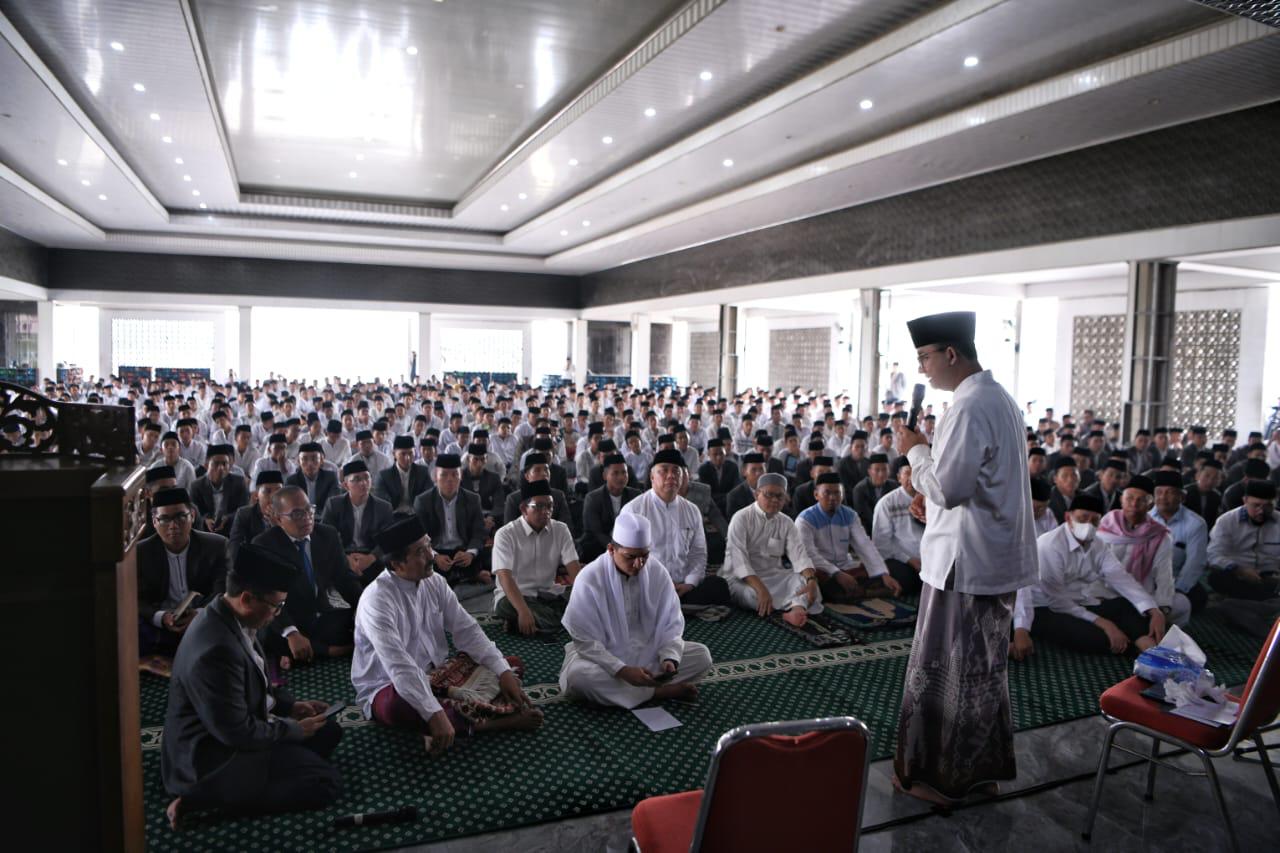 Bacapres dari Koalisi Perubahan Anies Baswedan mendapat sambutan hangat saat berkunjung ke Pondok Pesantren Al Badar, Baturaja, Tangerang, Banten. - Image