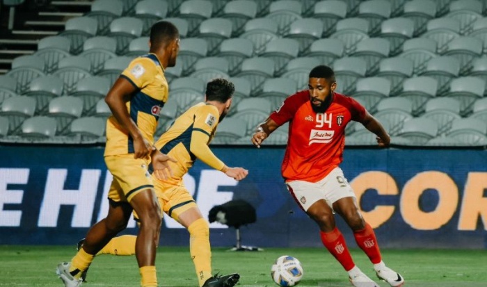 Pemain Bali United Jefferson Assis (kanan) berebut bola dengan dua pemain Central Coast Mariners pada laga ketiga fase grup G AFC Cup di Stadion Central Coast Gosford, Australia, Kamis (26/10). - Image